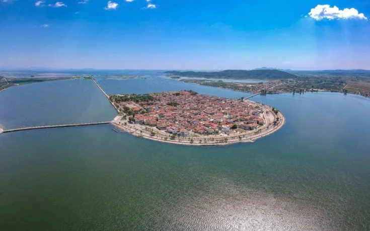 H ελληνική πόλη που βρίσκεται στην καρδιά μιας λιμνοθάλασσας και μοιάζει με καρτ ποστάλ (εικόνες)